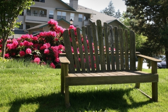 Outdoor Seating Area in Federal Way Retirement Community 